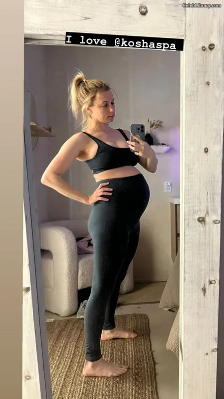 Iliza Shlesinger photo 6 of 92