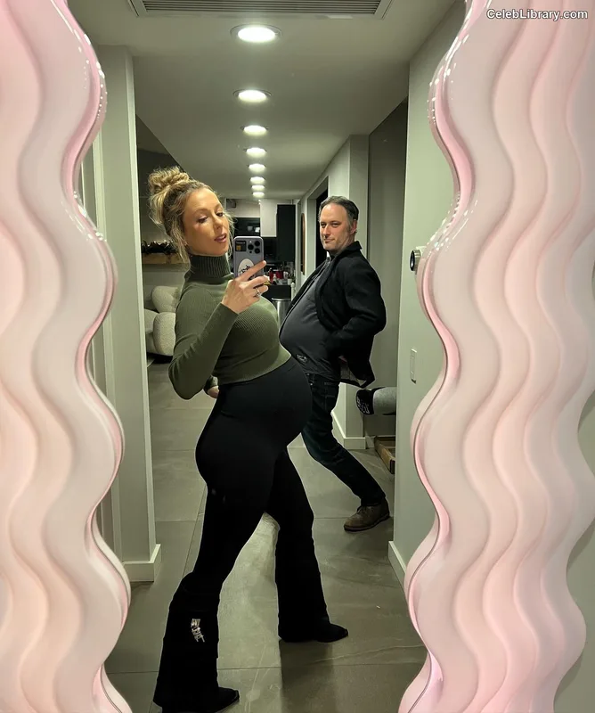 Iliza Shlesinger photo 16 of 92