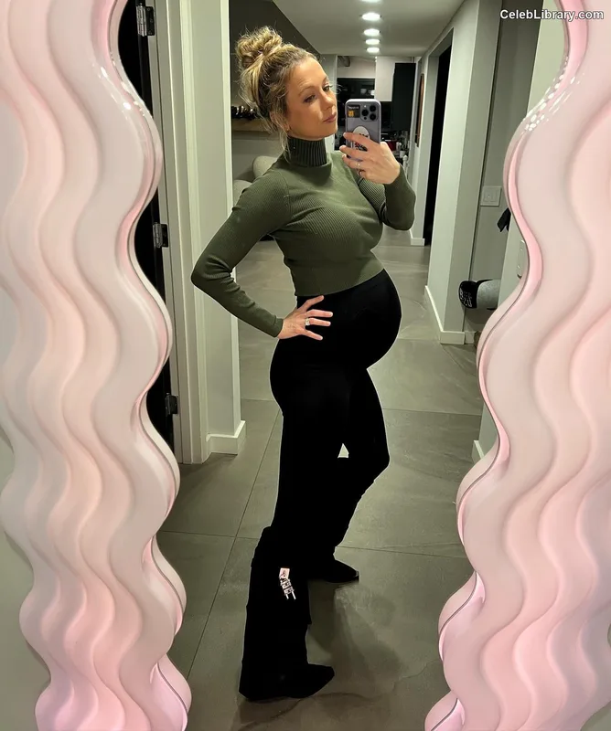Iliza Shlesinger photo 17 of 92