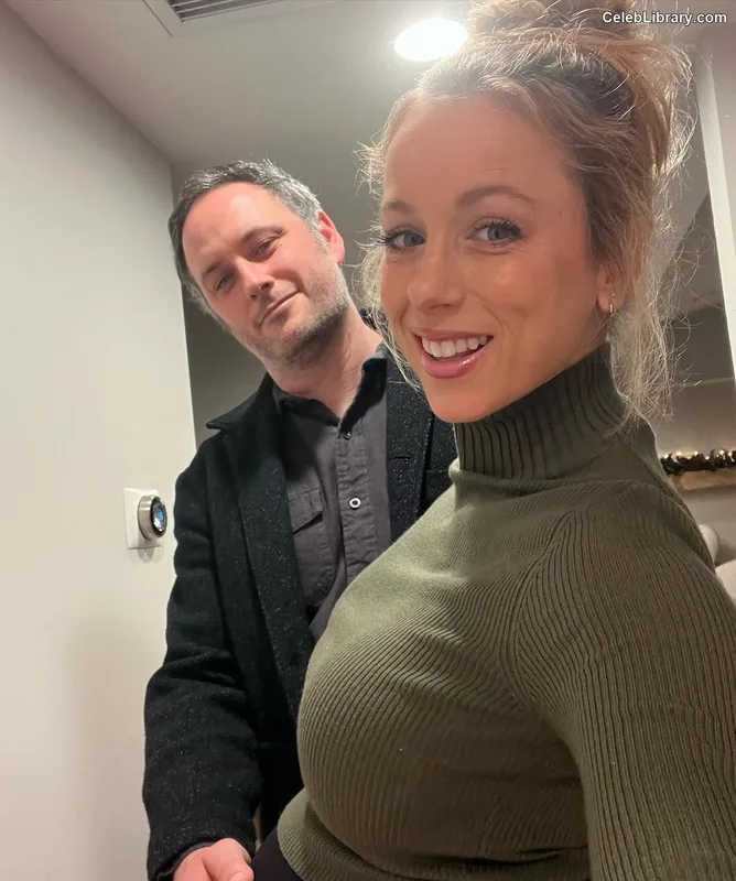 Iliza Shlesinger photo 18 of 92