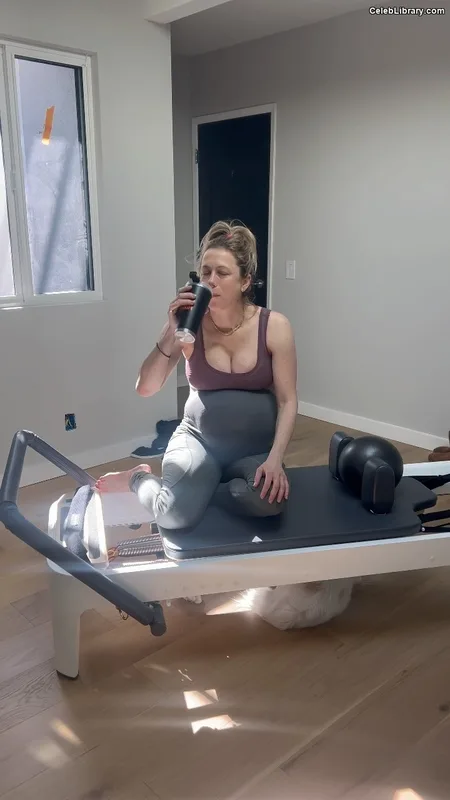 Iliza Shlesinger photo 24 of 92