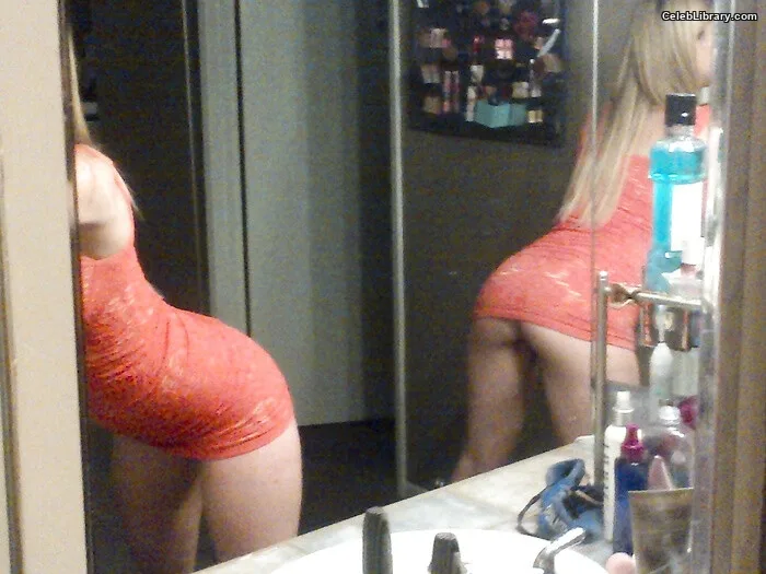 Iliza Shlesinger photo 11 of 92