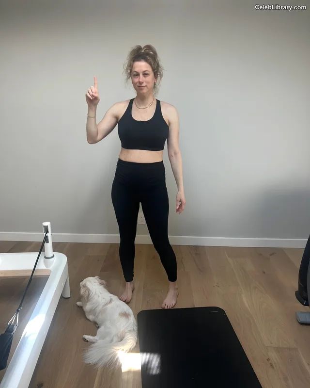 Iliza Shlesinger photo 3 of 92