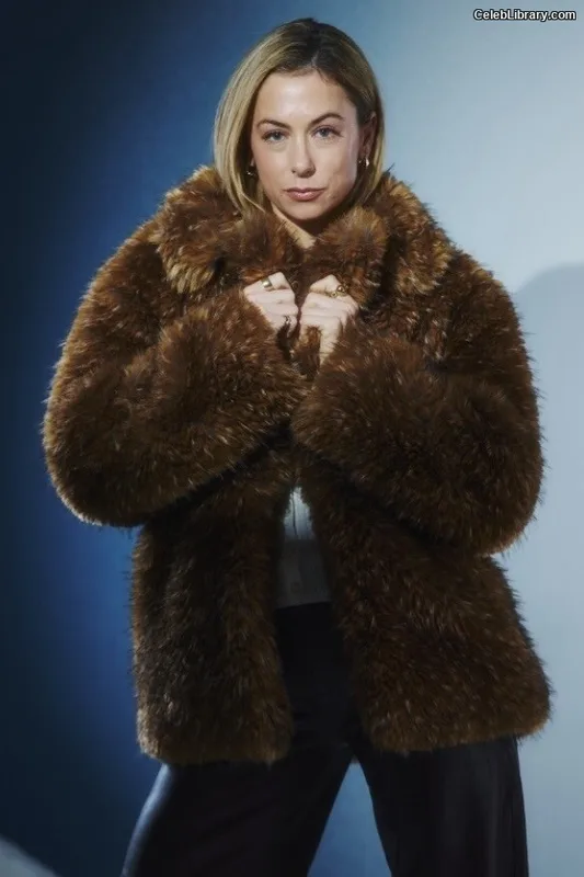 Iliza Shlesinger photo 8 of 92