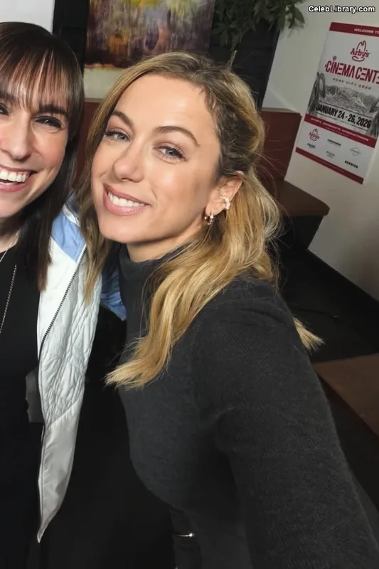 Iliza Shlesinger photo 10 of 92