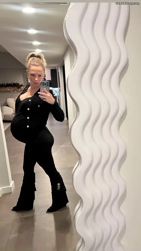 Iliza Shlesinger photo 14 of 92