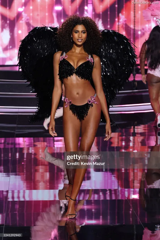 Imaan Hammam photo 13 of 58