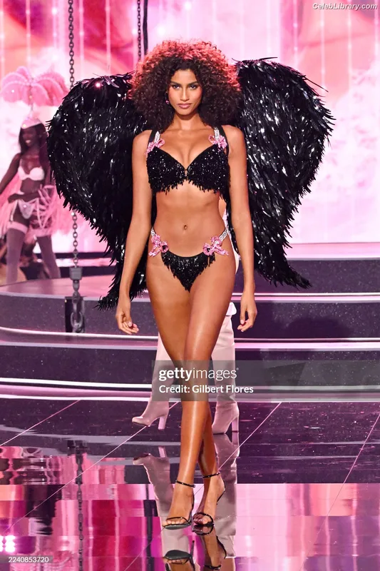 Imaan Hammam photo 14 of 58