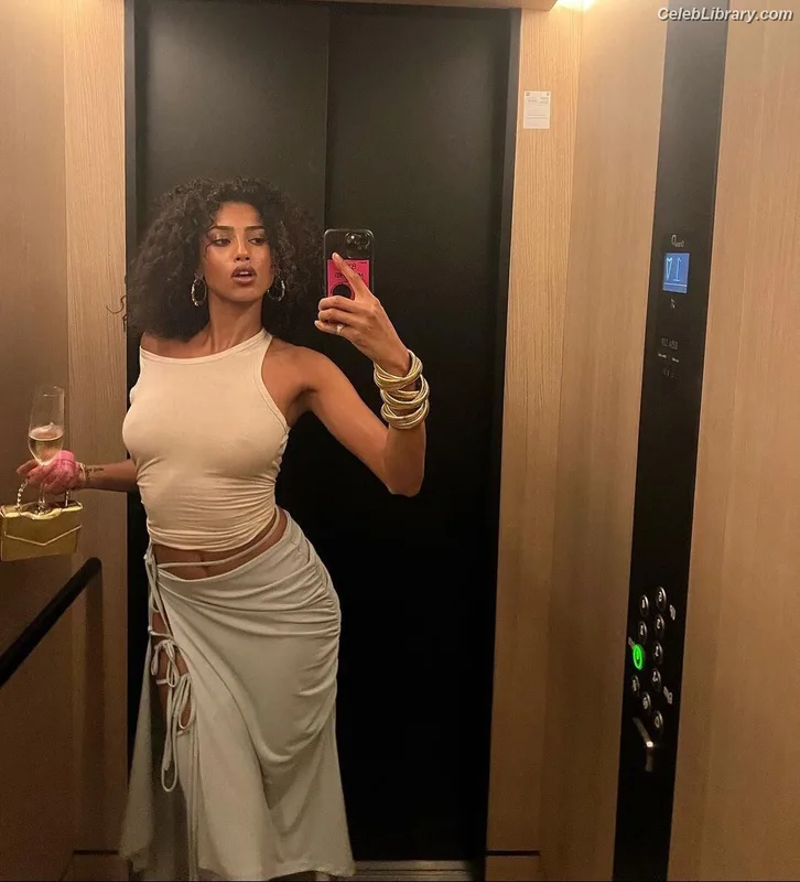 Imaan Hammam photo 15 of 58