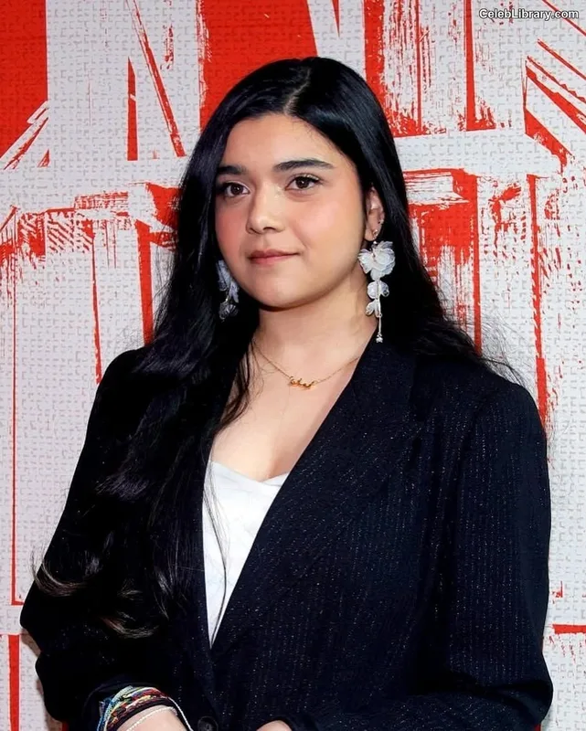 Iman Vellani photo 14 of 334