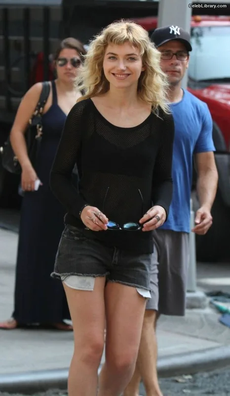 Imogen Poots photo 8 of 210