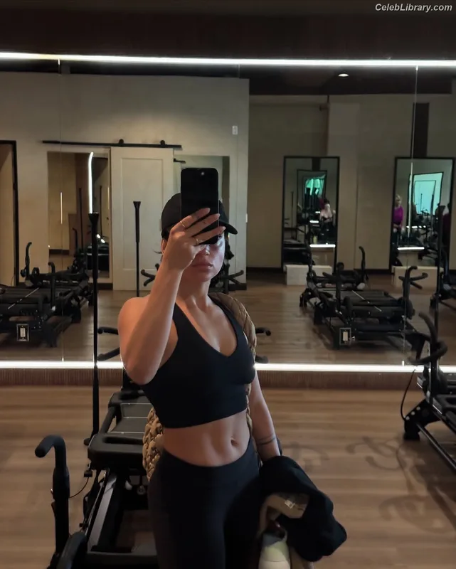 Inanna Sarkis photo 12 of 62