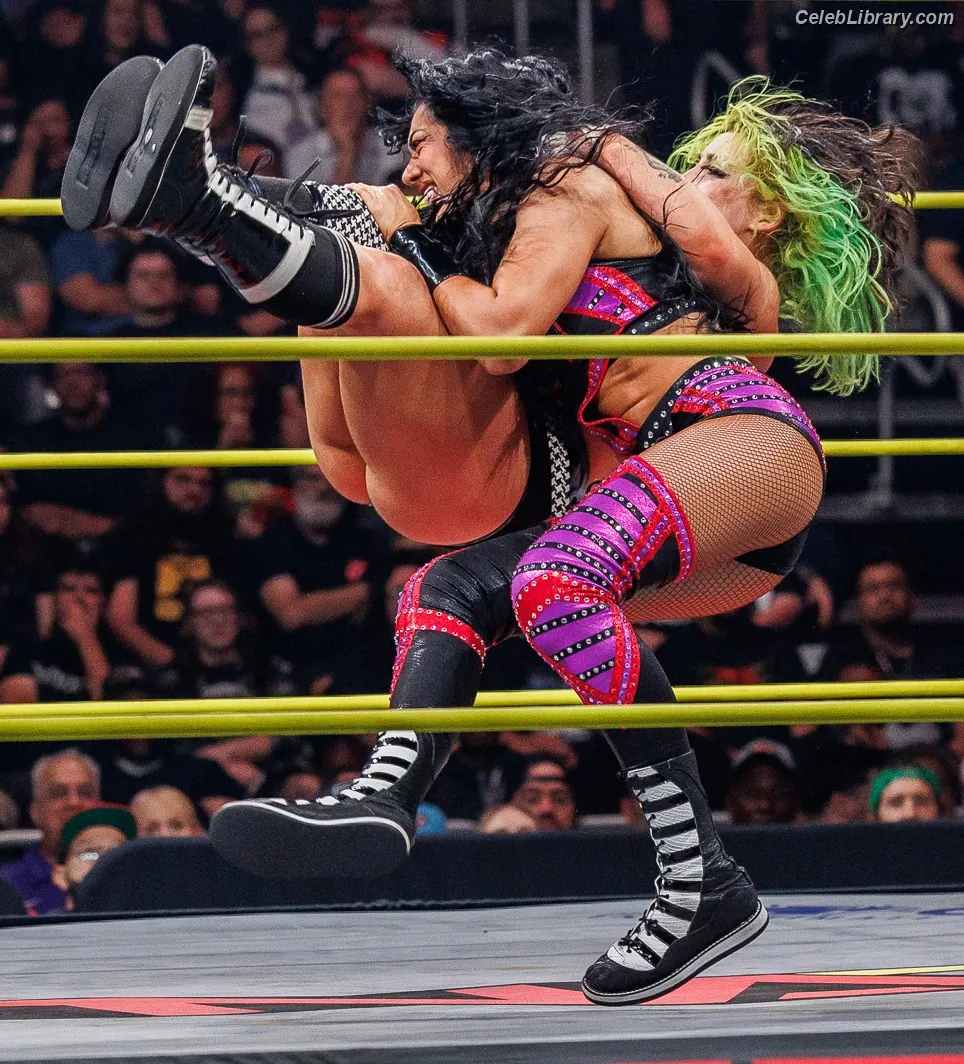 Indi Hartwell photo 9 of 885