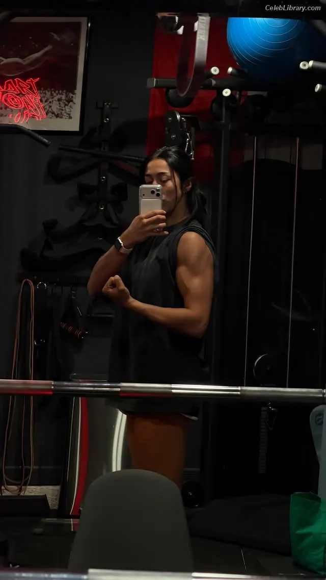 Indi Hartwell photo 22 of 885