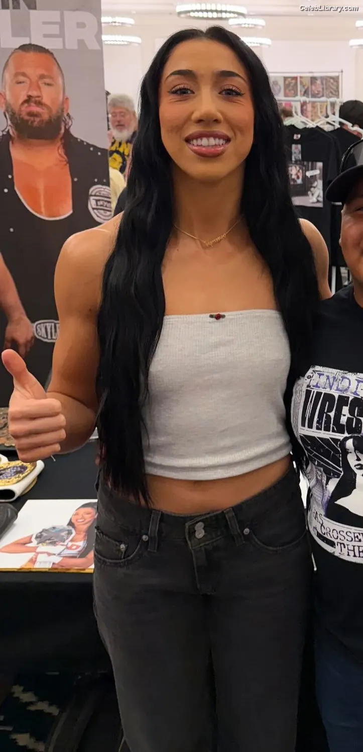 Indi Hartwell photo 19 of 885