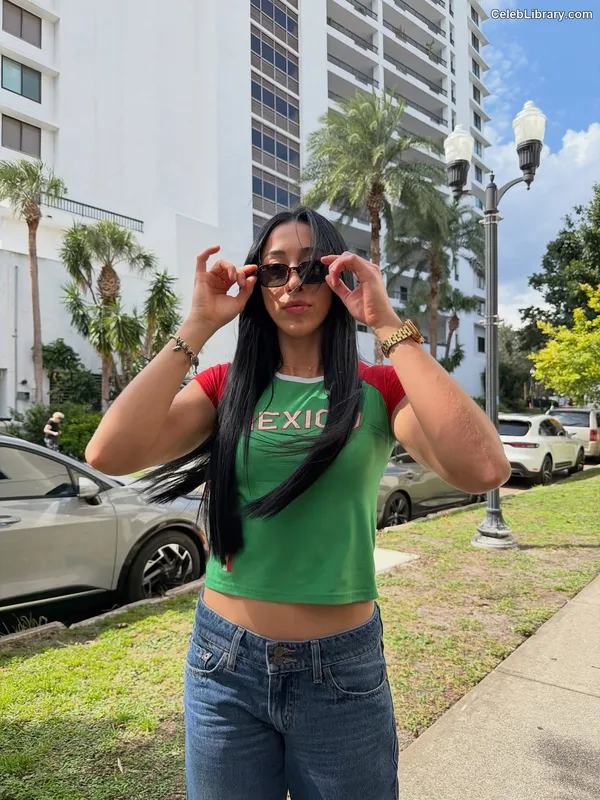 Indi Hartwell photo 4 of 884