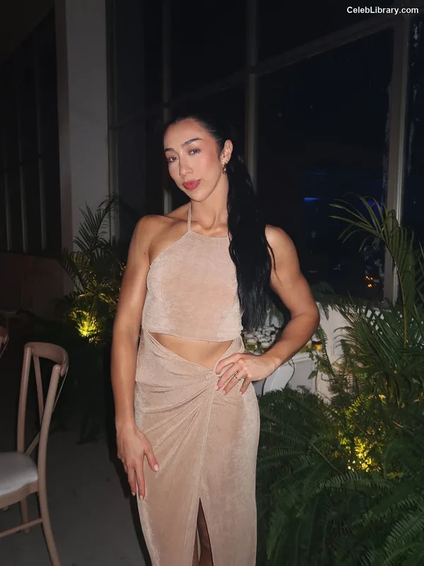 Indi Hartwell photo 5 of 884