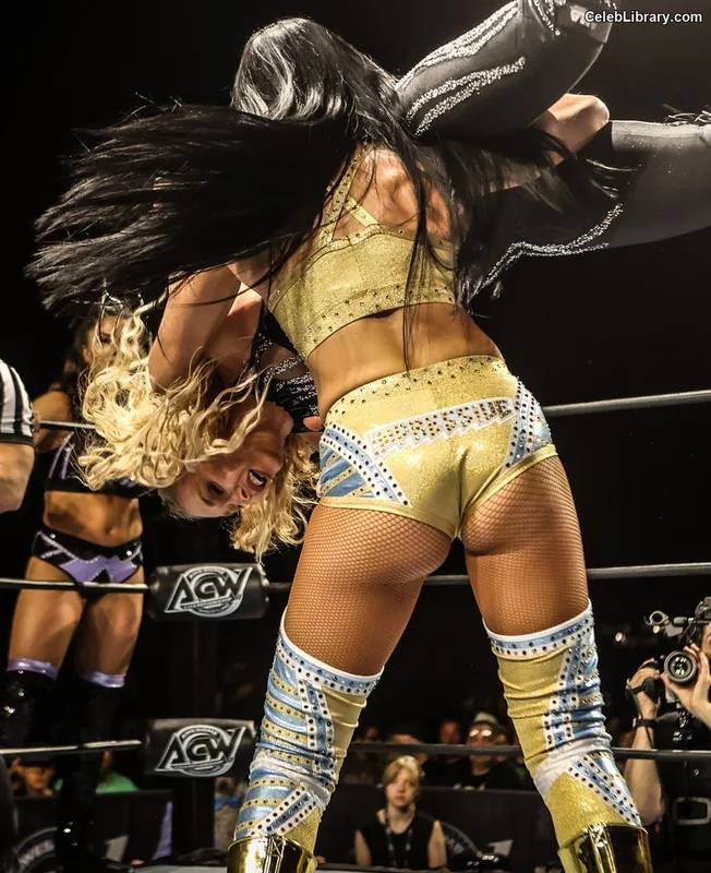 Indi Hartwell photo 3 of 884