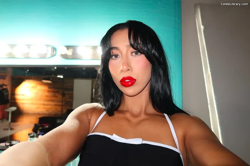 Indi Hartwell photo 13 of 884