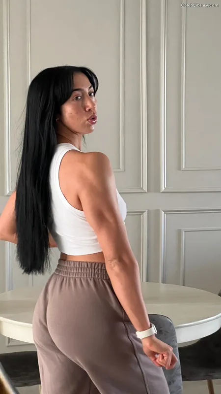 Indi Hartwell photo 17 of 884