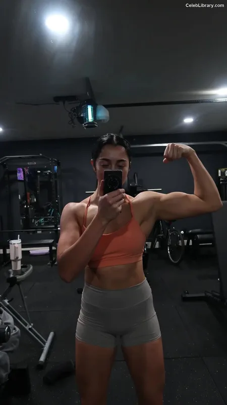 Indi Hartwell photo 4 of 884