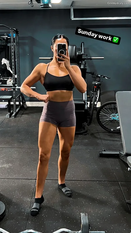 Indi Hartwell photo 6 of 884