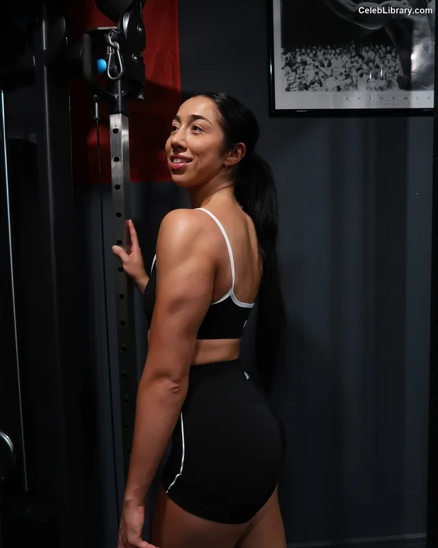 Indi Hartwell photo 2 of 884