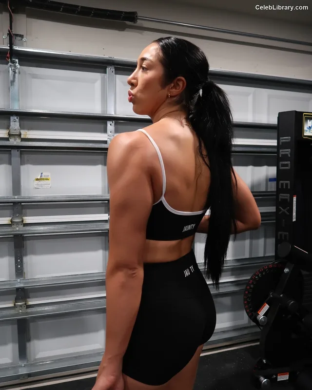 Indi Hartwell photo 3 of 884