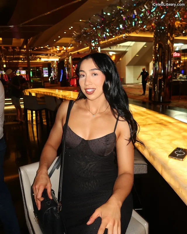 Indi Hartwell photo 9 of 884