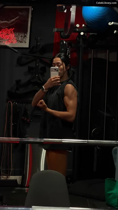Indi Hartwell photo 12 of 884
