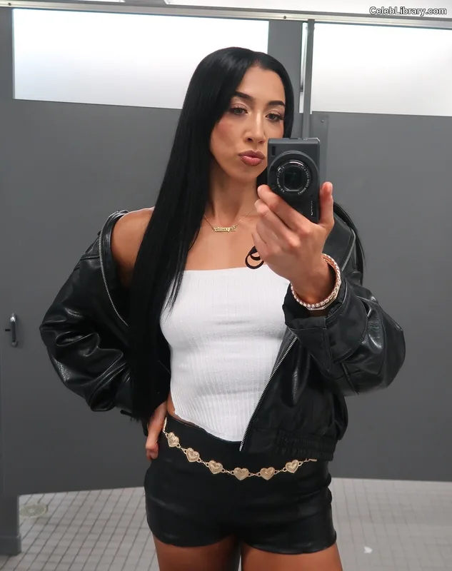 Indi Hartwell photo 12 of 884