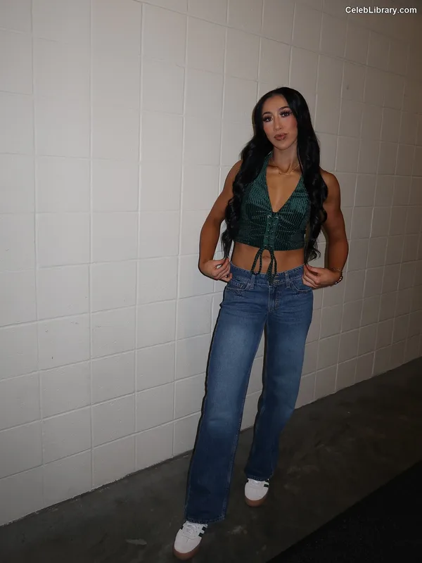Indi Hartwell photo 3 of 884