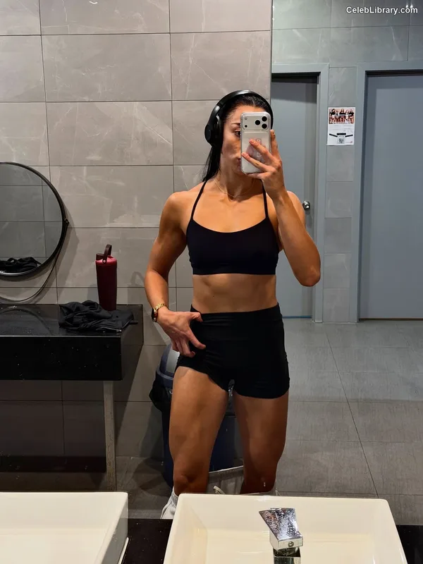 Indi Hartwell photo 23 of 884