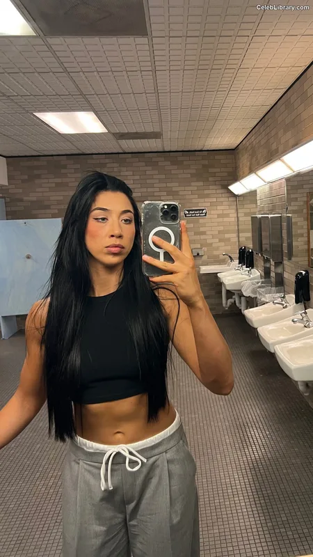 Indi Hartwell photo 9 of 884