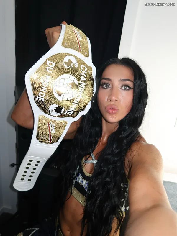 Indi Hartwell photo 10 of 884