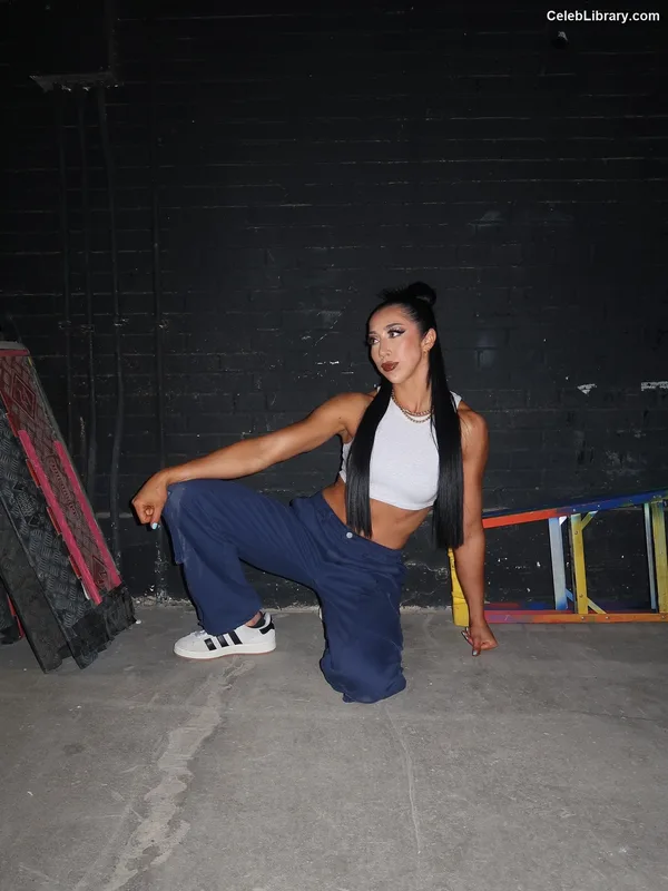 Indi Hartwell photo 22 of 884
