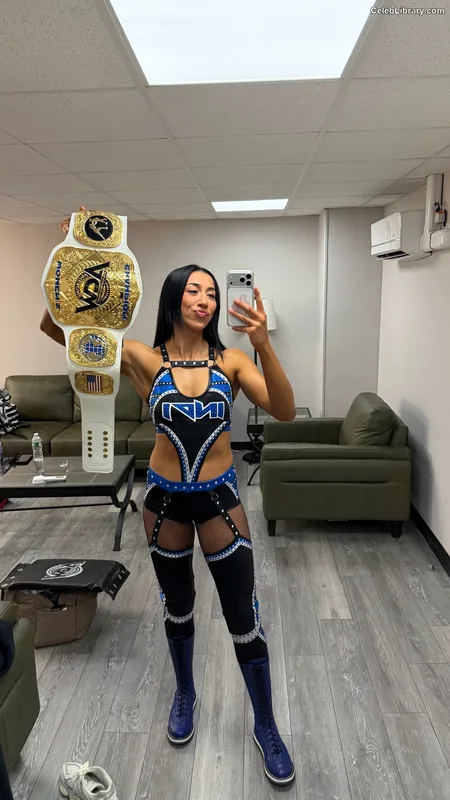 Indi Hartwell photo 2 of 884