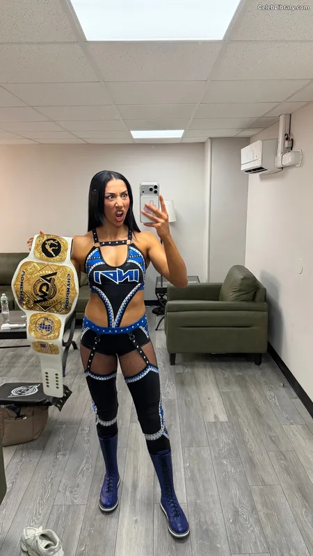 Indi Hartwell photo 3 of 884