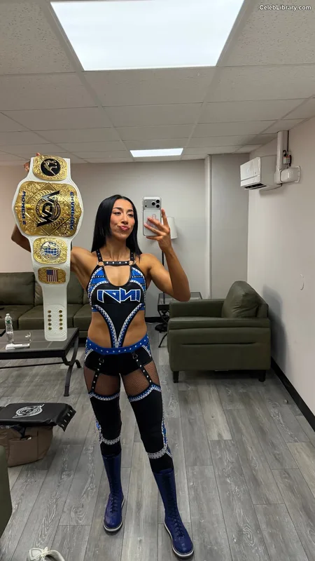 Indi Hartwell photo 4 of 884