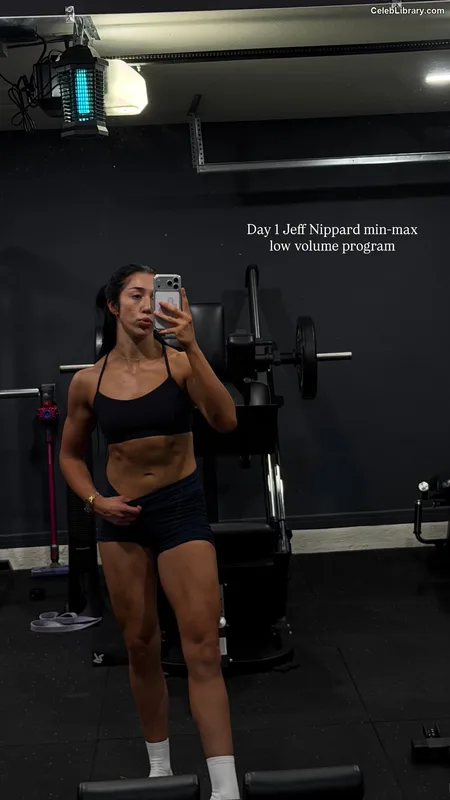 Indi Hartwell photo 5 of 884