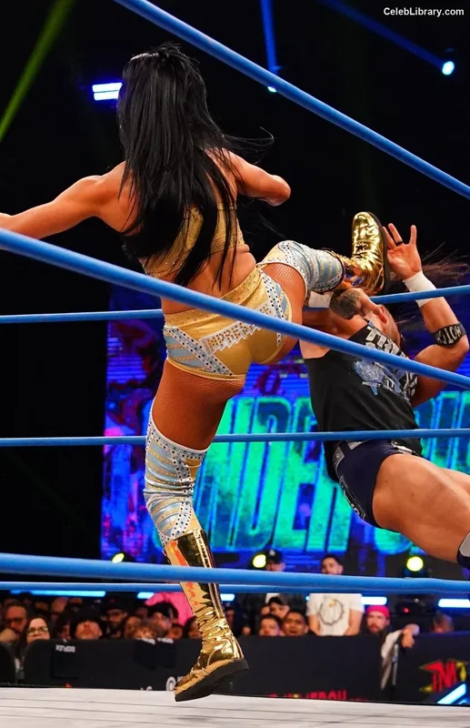 Indi Hartwell photo 2 of 884