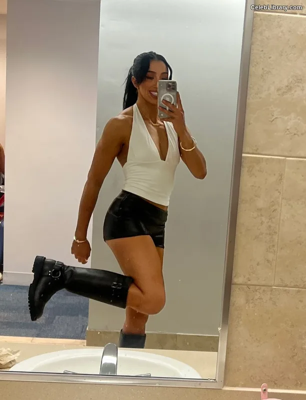 Indi Hartwell photo 15 of 884