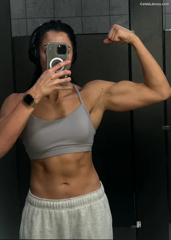 Indi Hartwell photo 16 of 884