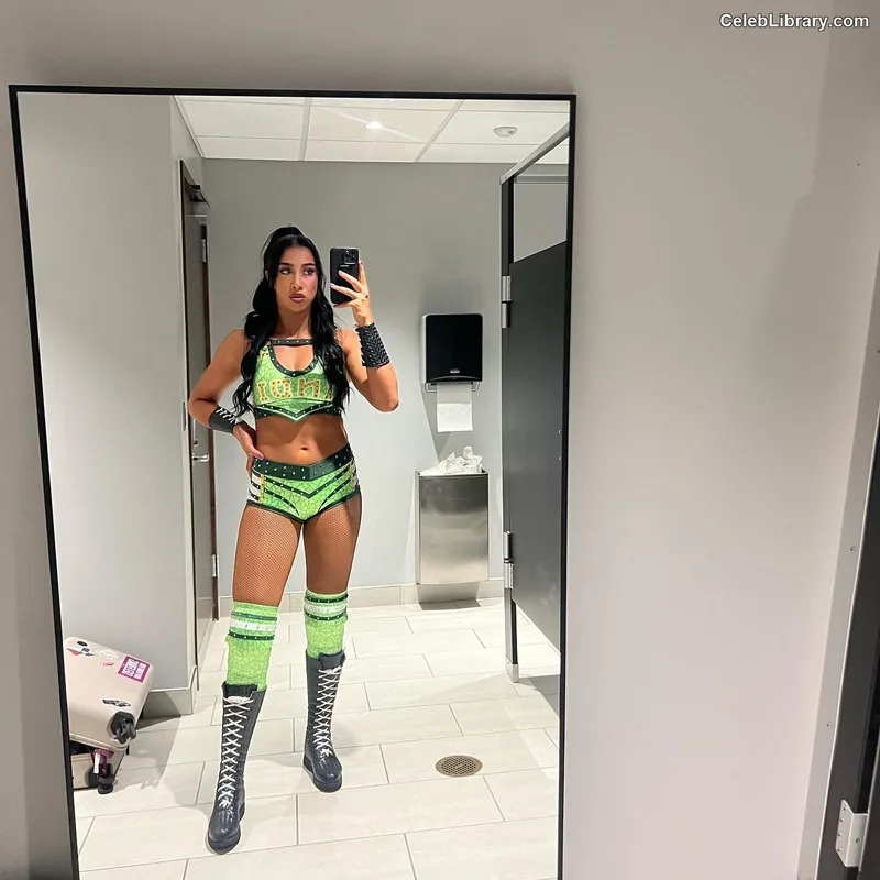 Indi Hartwell photo 10 of 884