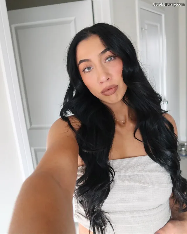 Indi Hartwell photo 16 of 884