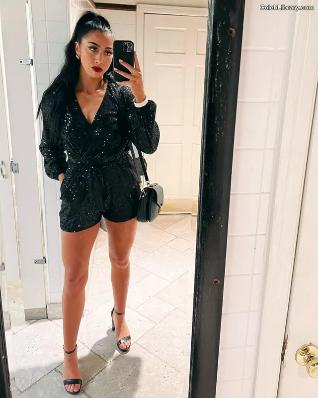 Indi Hartwell photo 5 of 884
