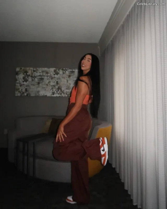 Indi Hartwell photo 20 of 884