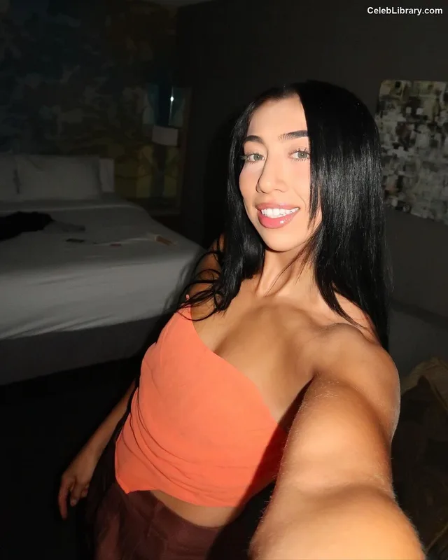 Indi Hartwell photo 3 of 884