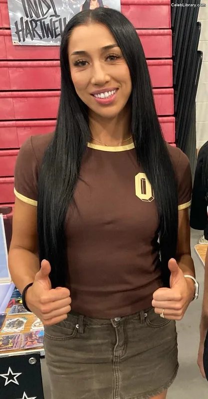 Indi Hartwell photo 9 of 884