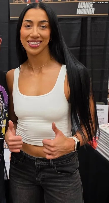 Indi Hartwell photo 10 of 884